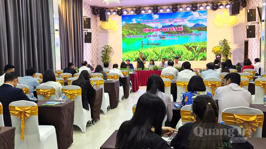 Cac doanh nghiệp du lịch, lữ hành hai tỉnh Thái Nguyên và Quảng Trị trao đổi về nhu cầu thị trường và khả năng xây dựng các sản phẩm cụ thể nhằm thu hút du khách - Ảnh: T.L