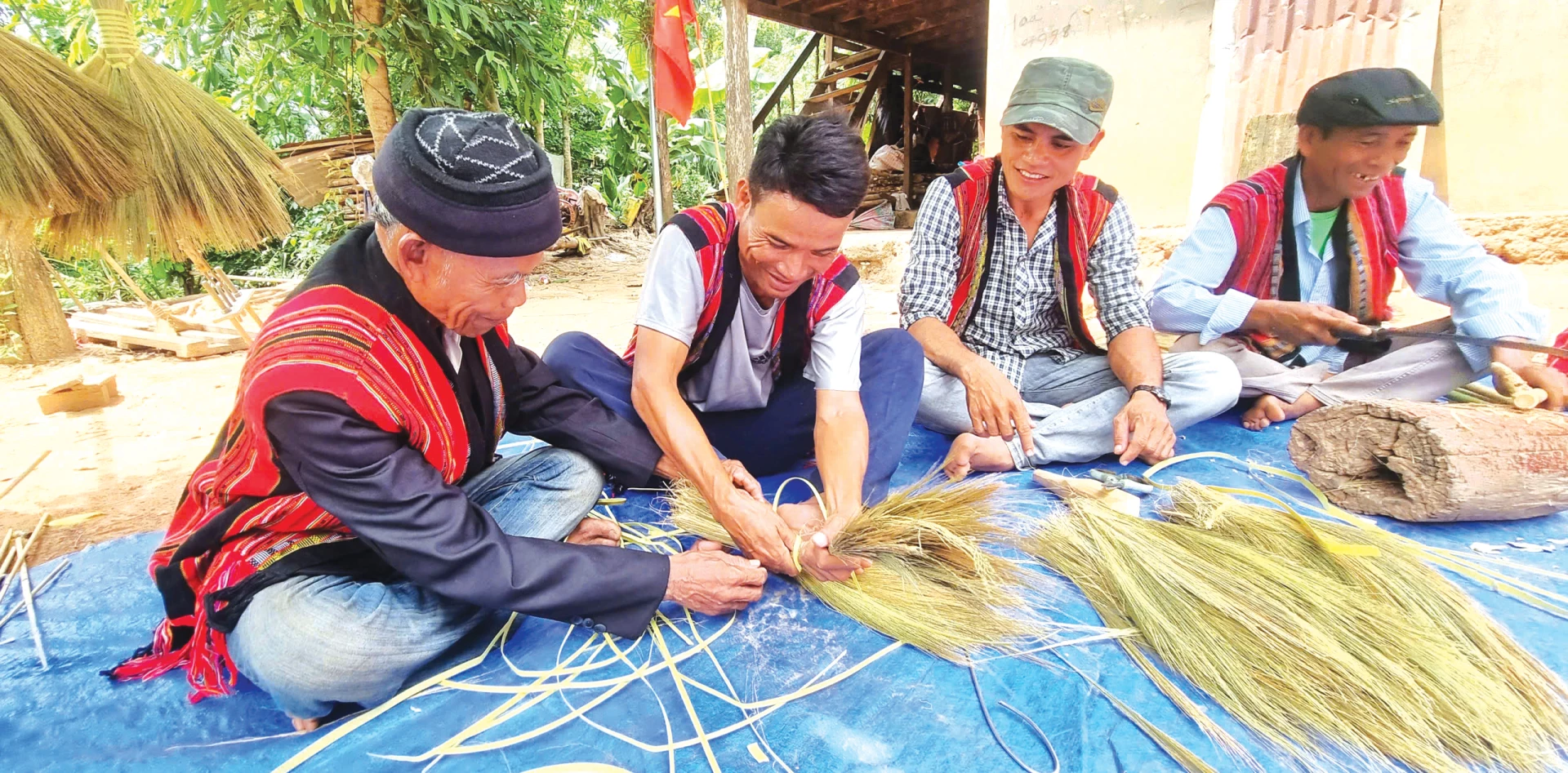 Bảo tồn nghề truyền thống làm nghề chổi đót ở thôn Hà Lệt, xã Lao Bảo - Ảnh: K.S