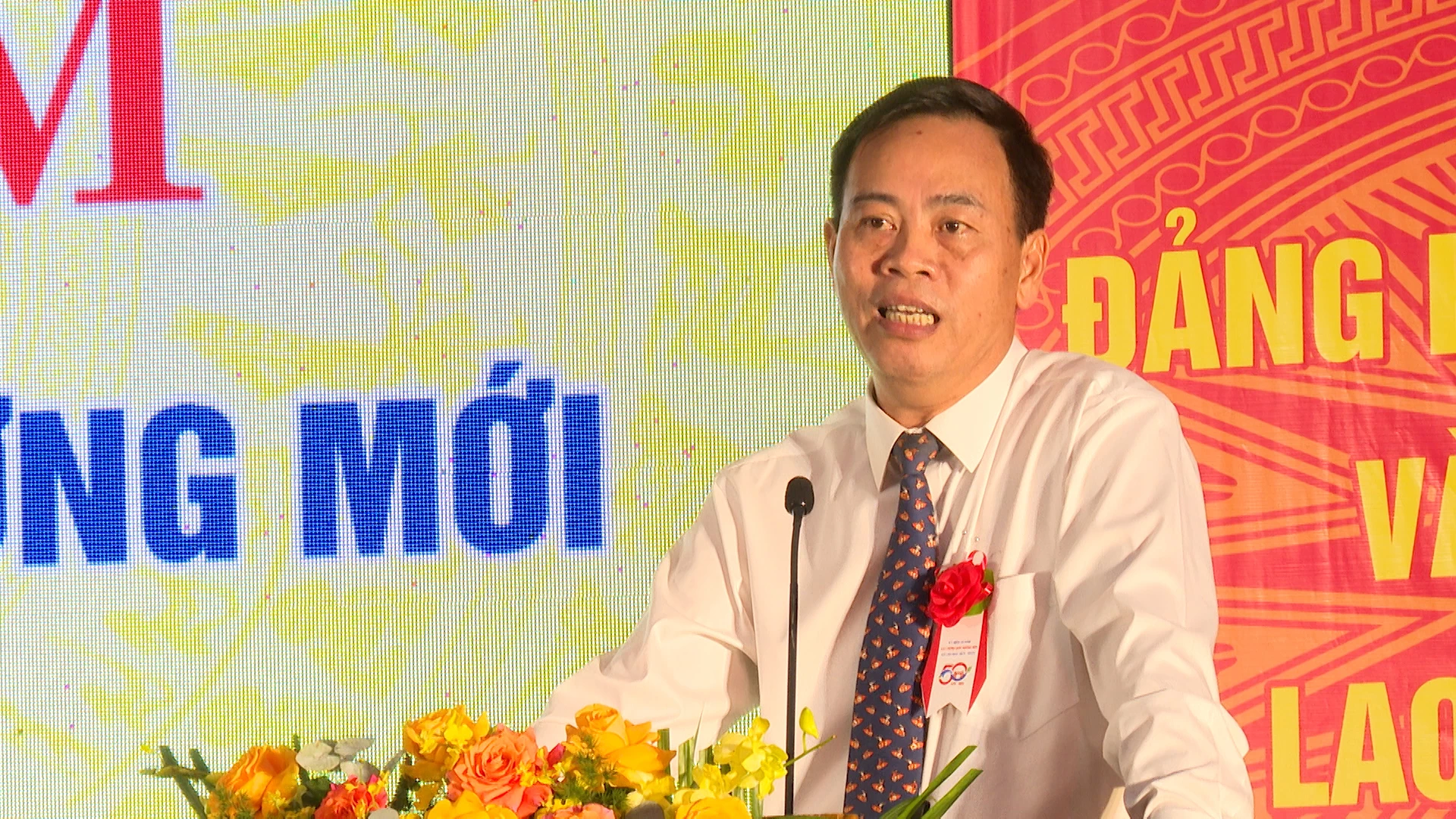 Đồng chí Nguyễn Đăng Quang, Phó Bí thư Tỉnh ủy, Chủ tịch HĐND tỉnh chúc mừng những thành tựu mà Đảng bộ và nhân dân xã Lao Bảo đã đạt được trong 50 năm qua