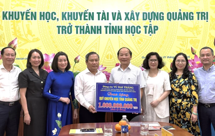 Đồng chí Bí thư Tỉnh ủy Quảng Ninh trao tặng 1 tỉ đồng cho quỹ khuyến học tỉnh Quảng Trị