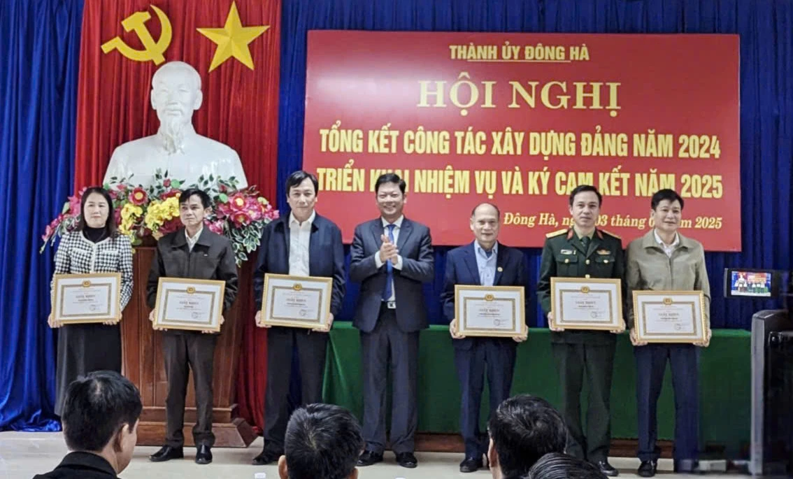 Thành ủy Đông Hà (cũ) tặng giấy khen cho các chi bộ đạt Chi bộ 4 tốt, trong đó có 3 chi bộ của phường Đông Hà  - Ảnh: K.S