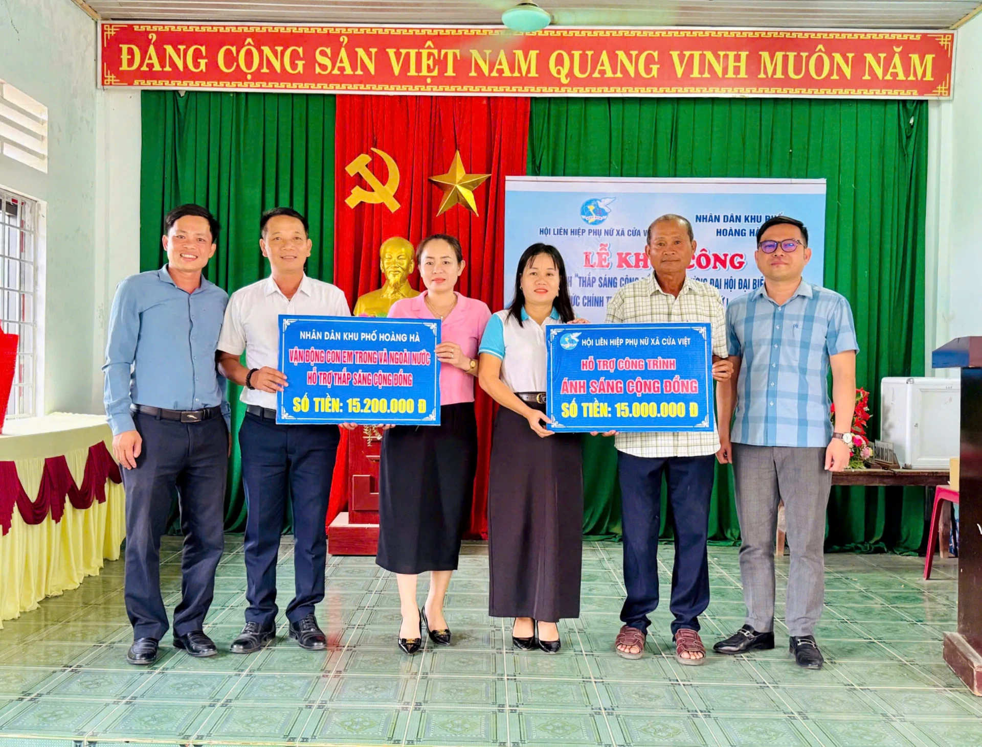 Hội LHPN xã Cửa Việt tặng công trình “Thắp sáng cộng đồng” cho thôn Hoàng Hà - Ảnh: M.Đ