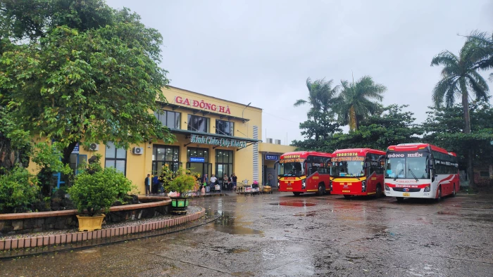 Chuyển tải gần 1.200 hành khách từ các chuyến tàu thống nhất bị ách tắc tại Huế