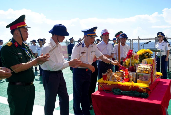 Dâng hoa, dâng hương tưởng niệm anh hùng liệt sĩ tàu không số tại điểm C43B 
