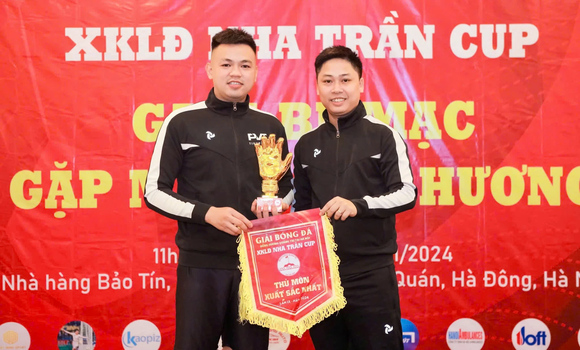 Anh Quang Vịnh (bên phải) dành trọn tâm huyết để đưa bóng đá đồng hương Quảng Trị ở TP. Hà Nội phát triển - Ảnh: NVCC