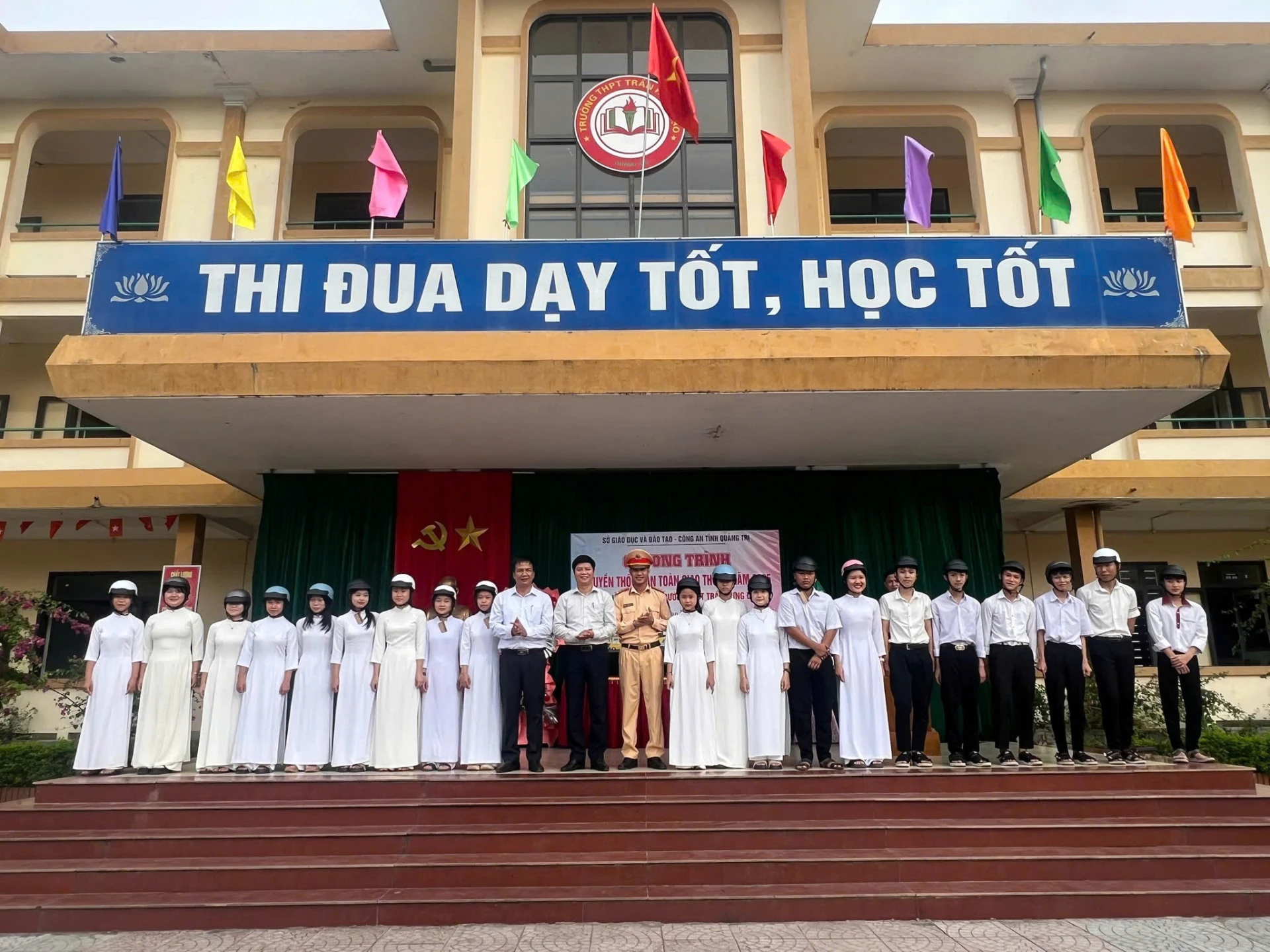 Học sinh Trường THPT Trần Hưng Đạo, xã Sen Ngư được tặng mũ bảo hiểm trong chương trình tuyên truyền về ATGT - Ảnh: Đ.V