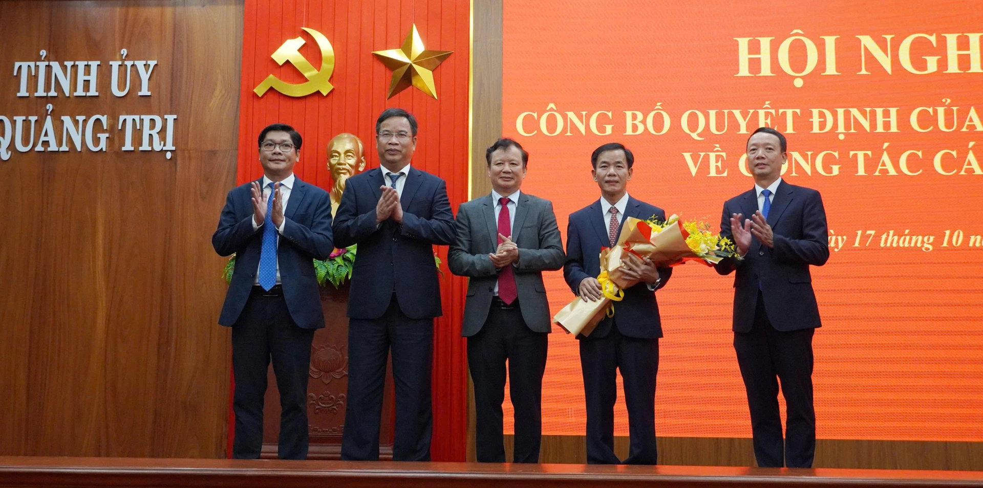 Các đồng chí Thường trực Thành ủy Huế tặng hoa chúc mừng đồng chí Nguyễn Văn Phương - Ảnh: X.P