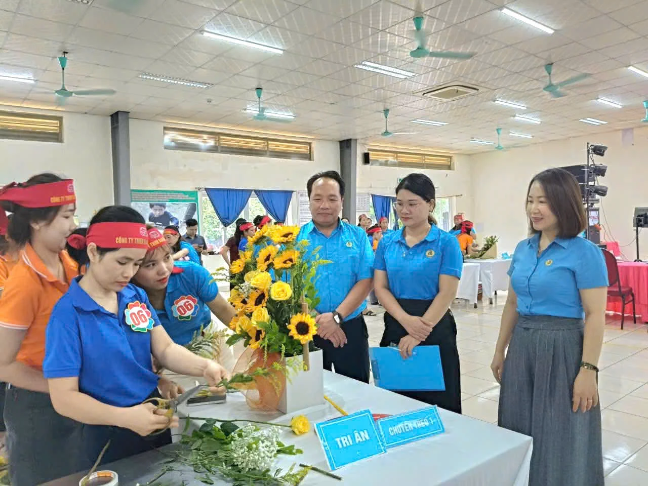 Lao động nữ ở Công ty TNHH S&D Quảng Bình tham gia hội thi cắm hoa - Ảnh: LĐLĐ tỉnh Quảng Trị