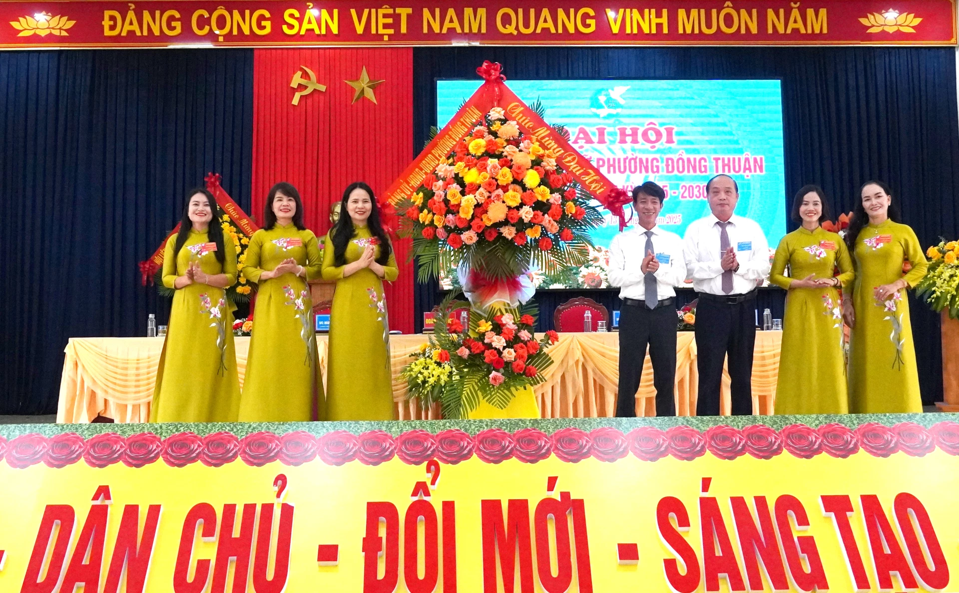 Bí thư Đảng ủy phường Đồng Thuận Nguyễn Nguyên Lực tặng hoa chúc mừng đại hội - Ảnh: H.Tr