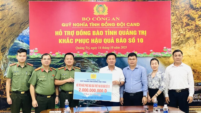 Quỹ Nghĩa tình đồng đội Công an nhân dân hỗ trợ tỉnh Quảng Trị khắc phục hậu quả bão số 10