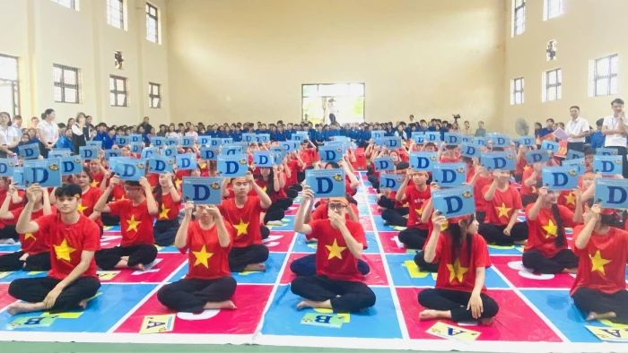 Rung chuông vàng 'Tìm hiểu kiến thức về dân số, sức khỏe sinh sản vị thành niên và thanh niên'