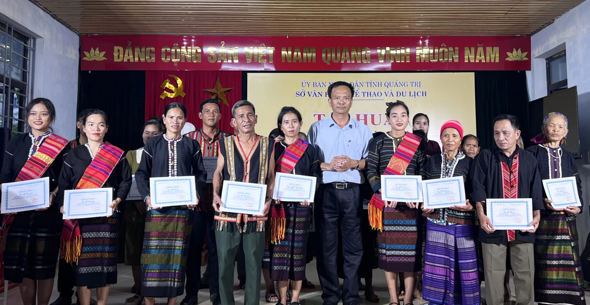 Lãnh đạo Sở Văn hóa, Thể thao và Du lịch trao giấy chứng nhận cho các học viên hoàn thành chương trình tập huấn