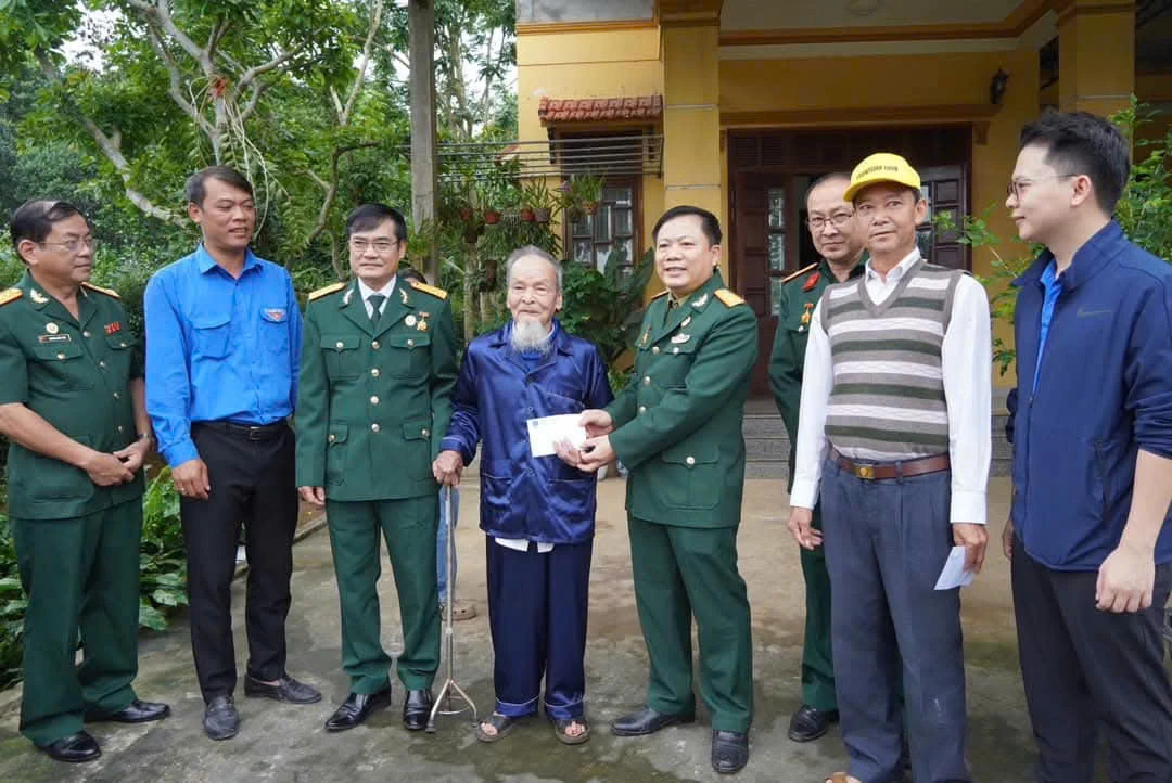 Hội Cựu chiến binh UBND tỉnh phối hợp với tổ chức Đoàn tặng quà cho các gia đình người có công tại xã Nam Trạch - Ảnh: T.H