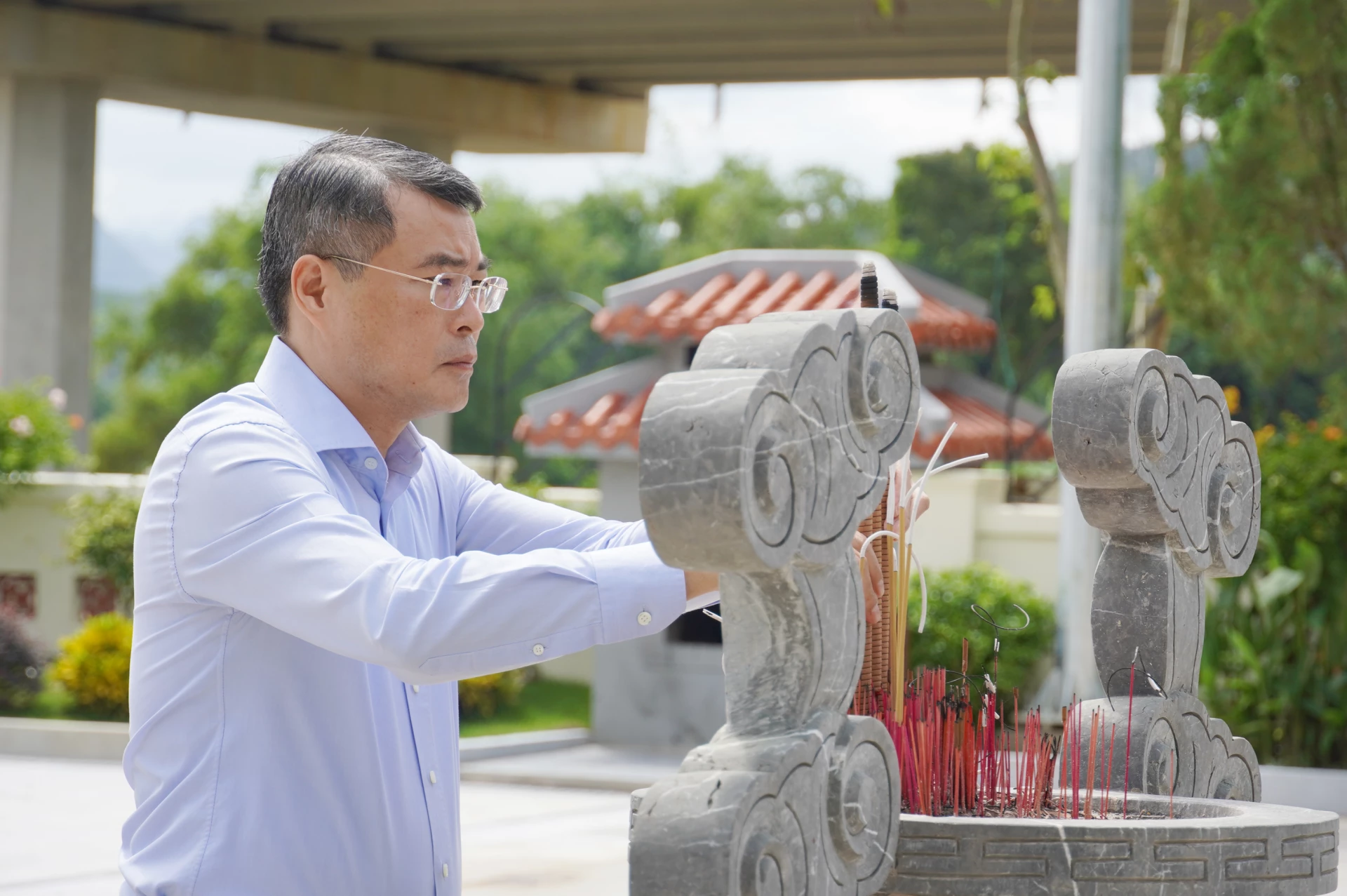 Ủy viên Bộ Chính trị, Bí thư Trung ương Đảng, Trưởng Ban Tổ chức Trung ương Lê Minh Hưng dâng hương, dâng hoa tại Di tích lịch sử Quốc gia Bến phà 2 Long Đại.