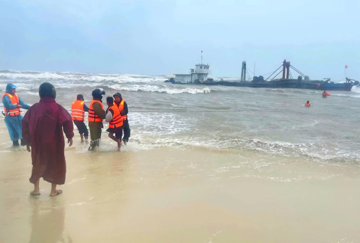 Kịp thời cứu 6 thuyền viên gặp nạn trên vùng biển Quảng Trị