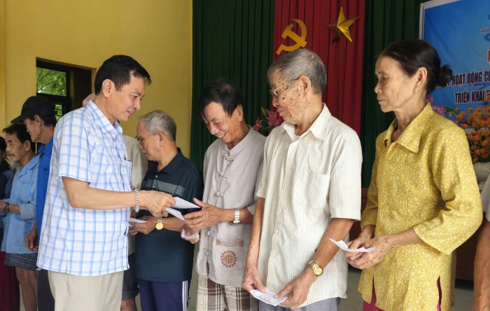 Báo Nhân Dân trao hơn 500 triệu đồng hỗ trợ người dân vùng lũ Quảng Trị