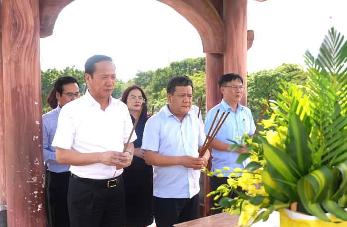 Đồng chí Chủ tịch UBND tỉnh dâng hương tại Thành Cổ Quảng Trị