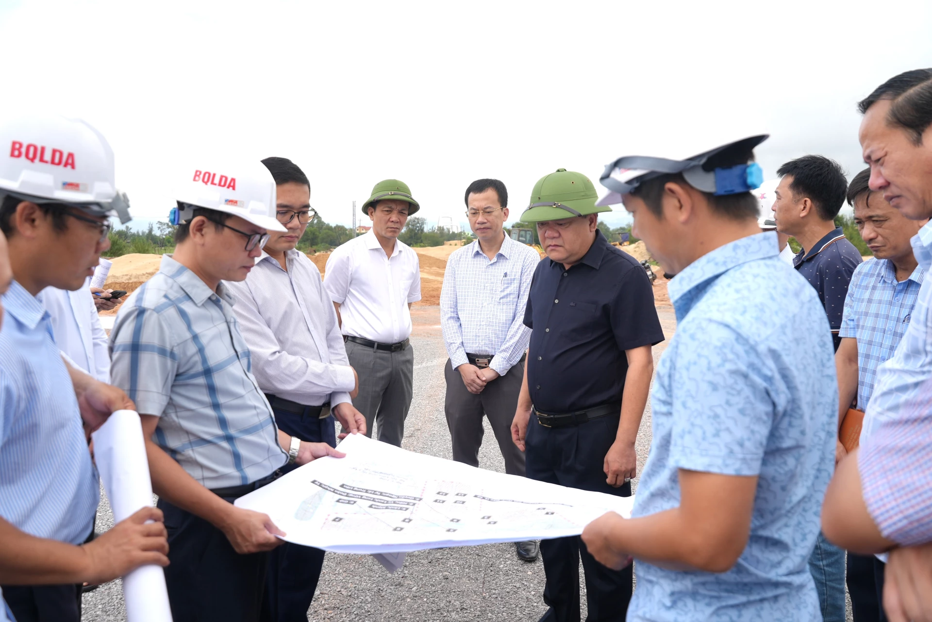 Đồng chí Trần Phong, Chủ tịch UBND tỉnh kiểm tra hiện trường Dự án thành phần 2 – Cầu Nhật Lệ 3 và đường 2 đầu cầu - Ảnh: Trung Đức