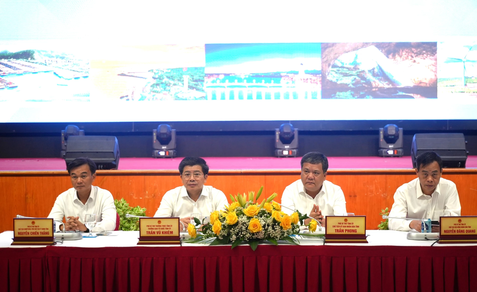 Các đồng chí trong Thường trực Tỉnh ủy chủ trì buổi gặp mặt doanh nghiệp - Ảnh: Trung Đức