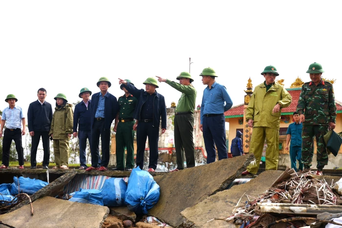 Đồng chí Trần Phong, Chủ tịch UBND tỉnh kiểm tra công tác ứng phó, khắc phục hậu quả mưa lũ