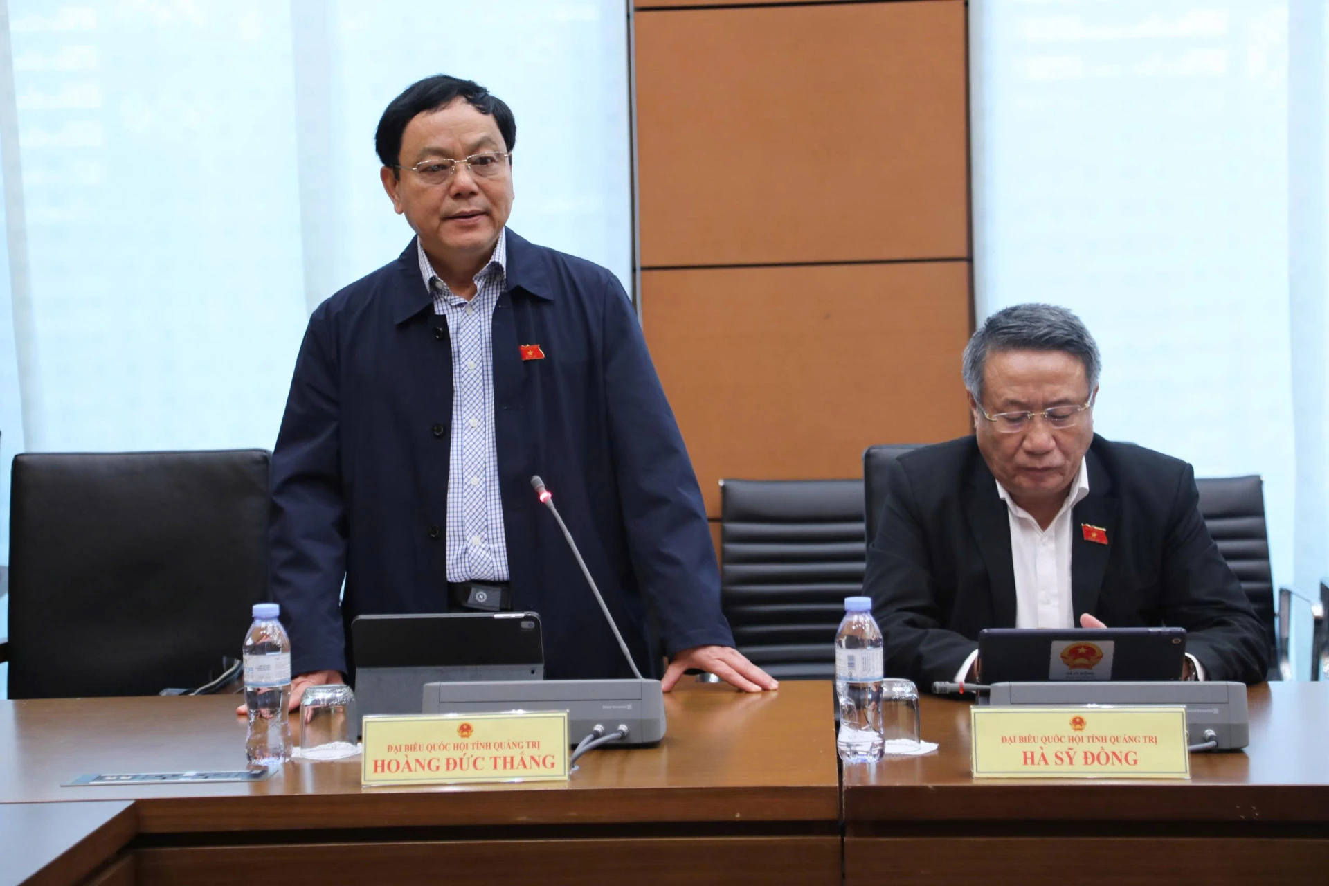 Đại biểu Hoàng Đức Thắng phát biểu tại tổ - Ảnh: NL