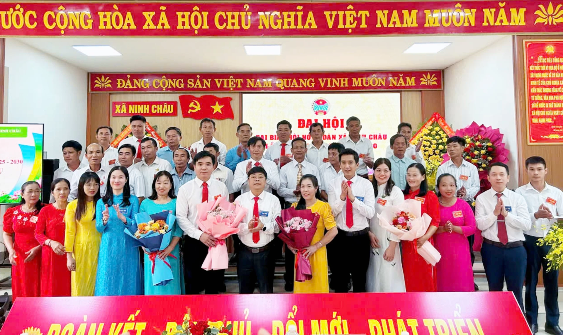Đại diện lãnh đạo xã Ninh Châu tặng hoa chúc mừng Ban Chấp hành Hội Nông dân xã Ninh Châu I, nhiệm kỳ 2025-2030-Ảnh: L.C