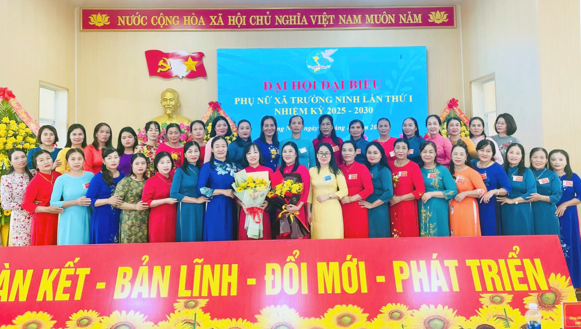 Các đại biểu tặng hoa chúc mừng Ban Chấp hành Hội LHPN xã Trường Ninh nhiệm kỳ 2025 - 2030 - Ảnh: L.C