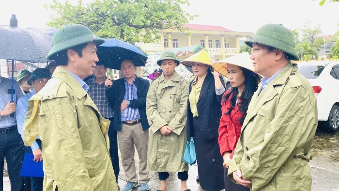 Đồng chí Hoàng Nam kiểm tra các công trình bị hư hỏng do thiên tai