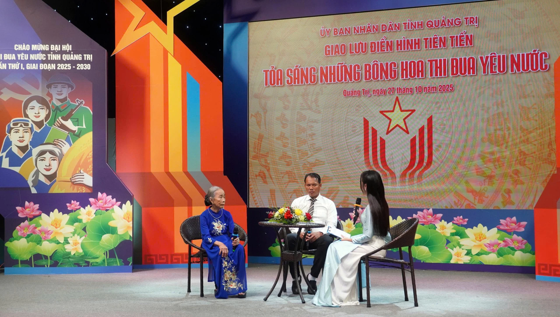 Bà Trần Thị Mác và anh Nguyễn Ngọc Thuận giao lưu tại chương trình - Ảnh: N.M