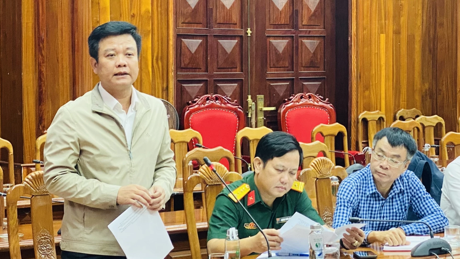 Giám đốc sở NN&MT báo cáo tình hình thiệt hại do mưa lũ trên địa bàn tỉnh - Ảnh: NL