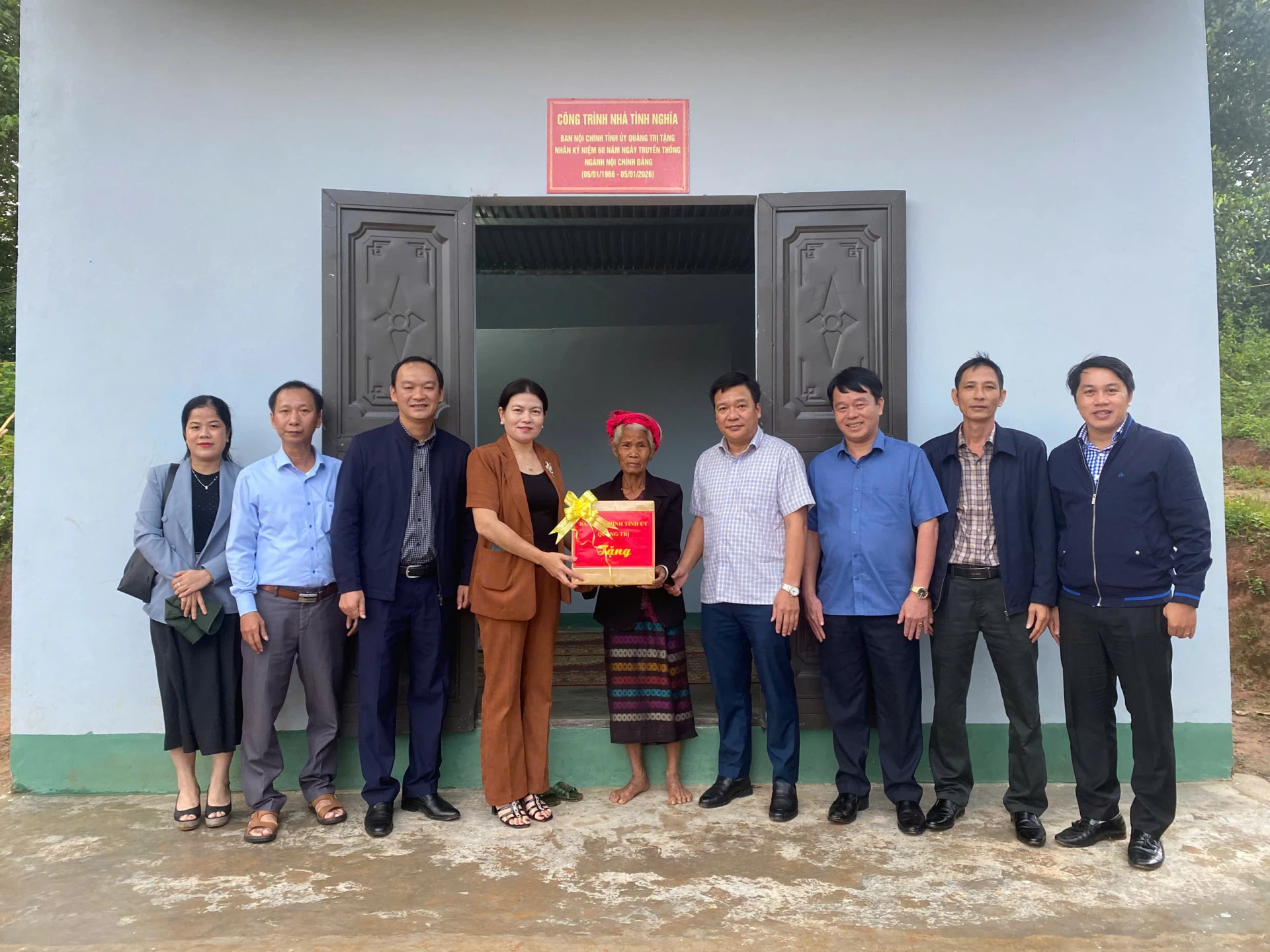 Ban Nội chính Tỉnh ủy trao quà hỗ trợ gia đình Bà Hồ Thị Mừn tại xã Hướng Phùng