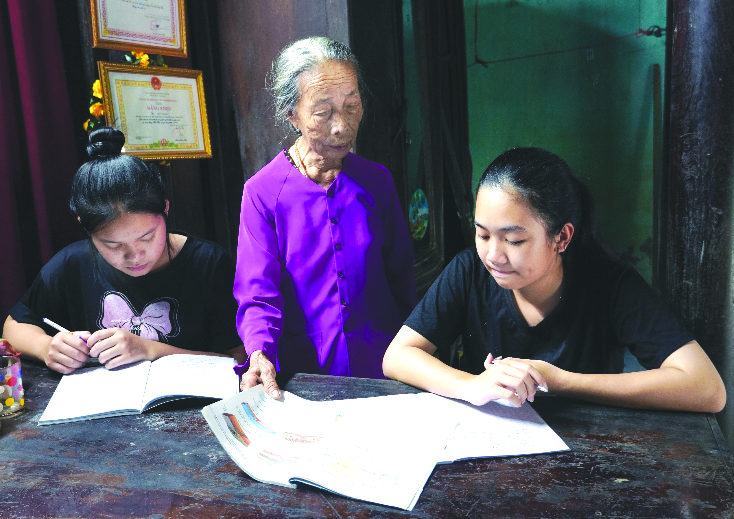 Bà Trần Thị Mác luôn quan tâm, động viên các cháu học sinh trong học tập - Ảnh: L.C