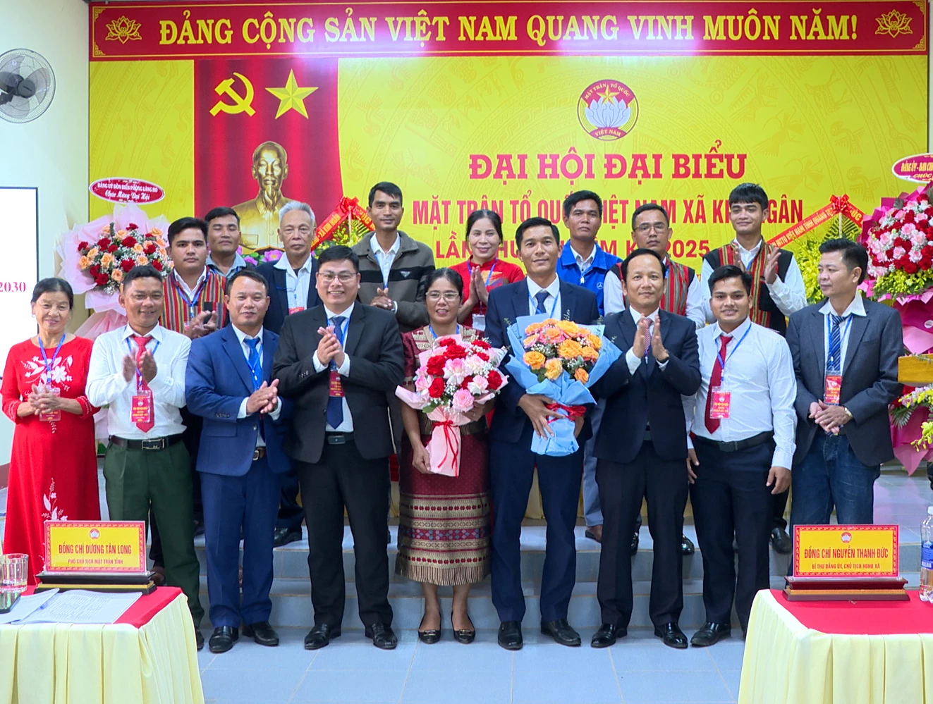 Đại diện các Ủy viên Ủy ban MTTQ Việt Nam xã Kim Ngân khóa I ra mắt nhận nhiệm vụ - Ảnh: N.H