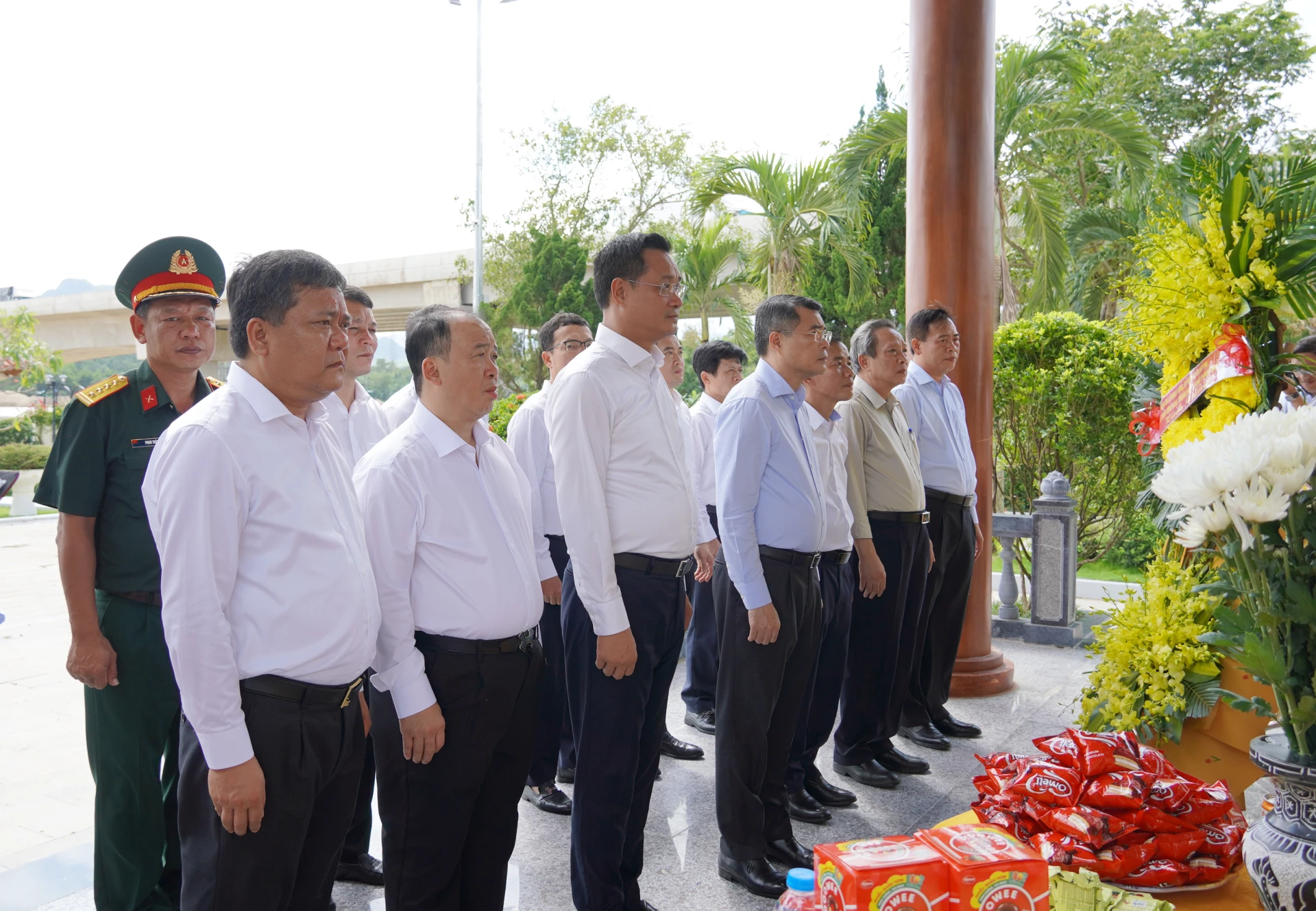 Ủy viên Bộ Chính trị, Bí thư Trung ương Đảng, Trưởng Ban Tổ chức Trung ương Lê Minh Hưng dâng hương, dâng hoa tại Di tích lịch sử Quốc gia Bến phà 2 Long Đại.