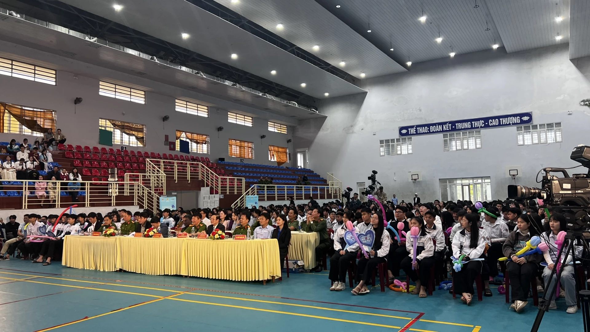 Đông đảo các em học sinh đến cổ vũ cuộc thi