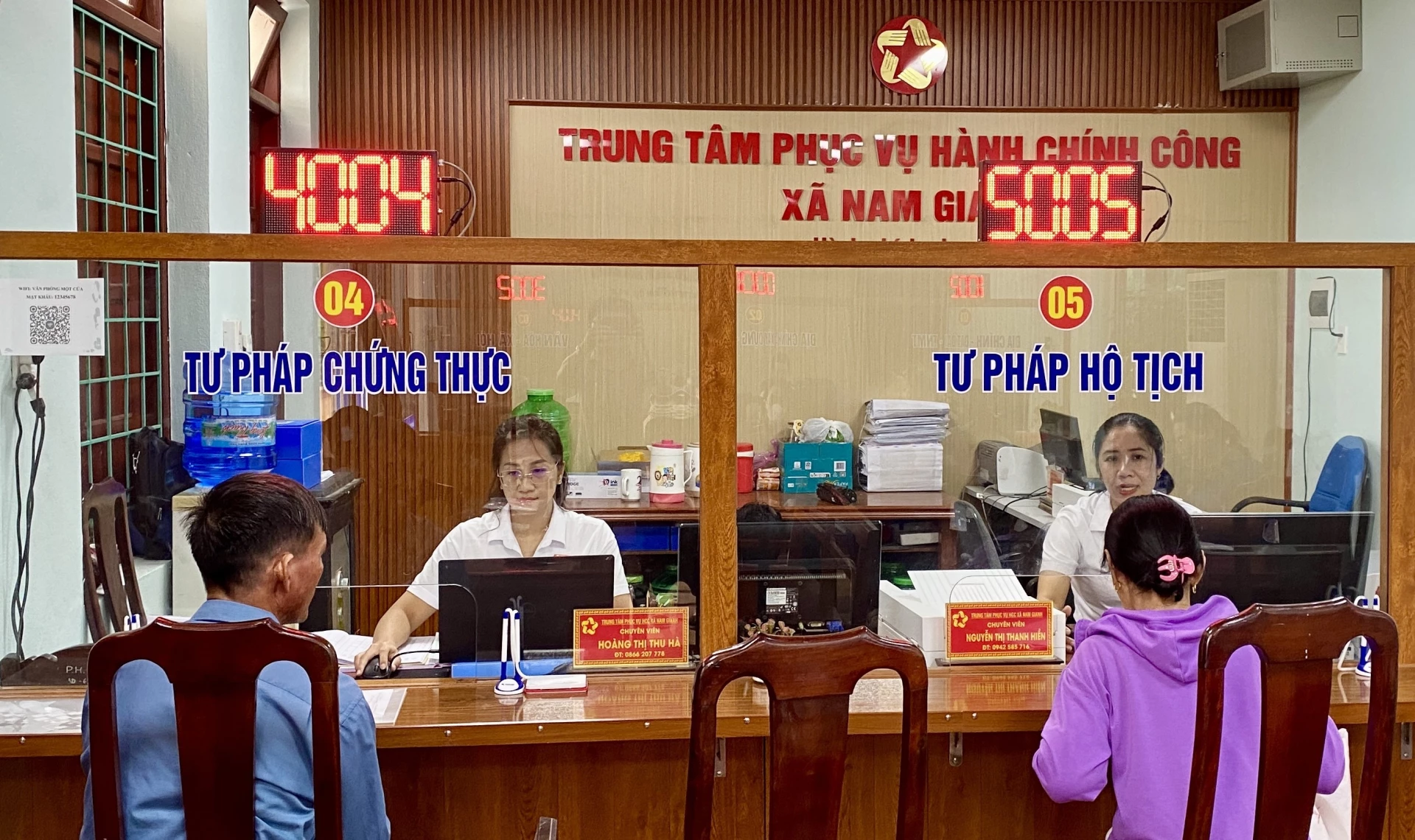 Người dân đến giao dịch tại Trung tâm Phục vụ hành chính công xã Nam Gianh - Ảnh: H.N