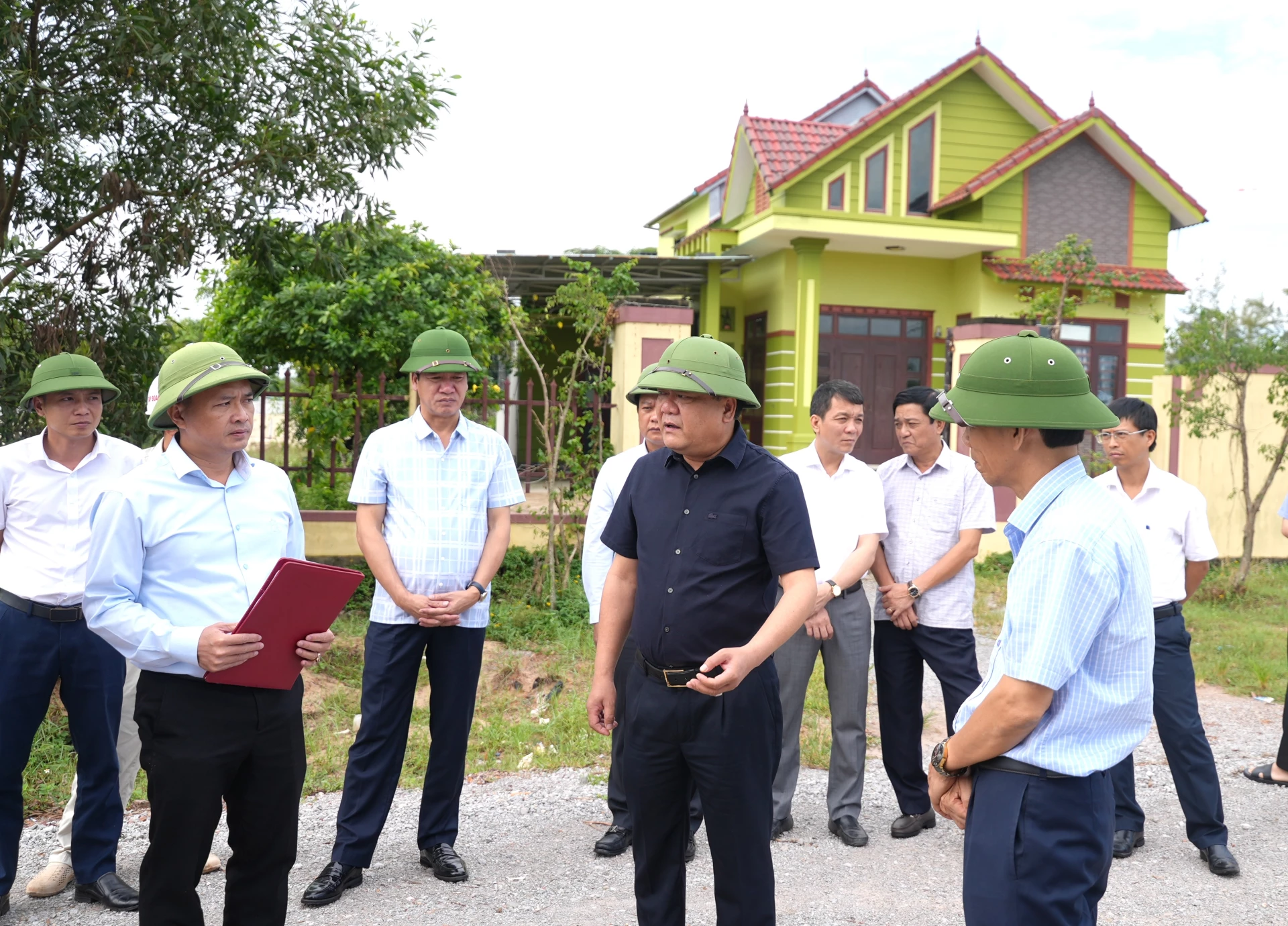 Đồng chí Trần Phong, Chủ tịch UBND tỉnh kiểm tra hiện trường Dự án thành phần 1 – Đường ven biển tại xã Cam Hồng - Ảnh: Trung Đức