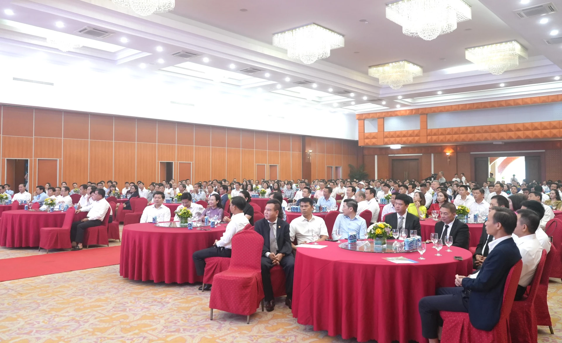 Hơn 300 doanh nghiệp, doanh nhân, nhà đầu tư trên địa bàn tham dự buổi gặp mặt - Ảnh: Trung Đức