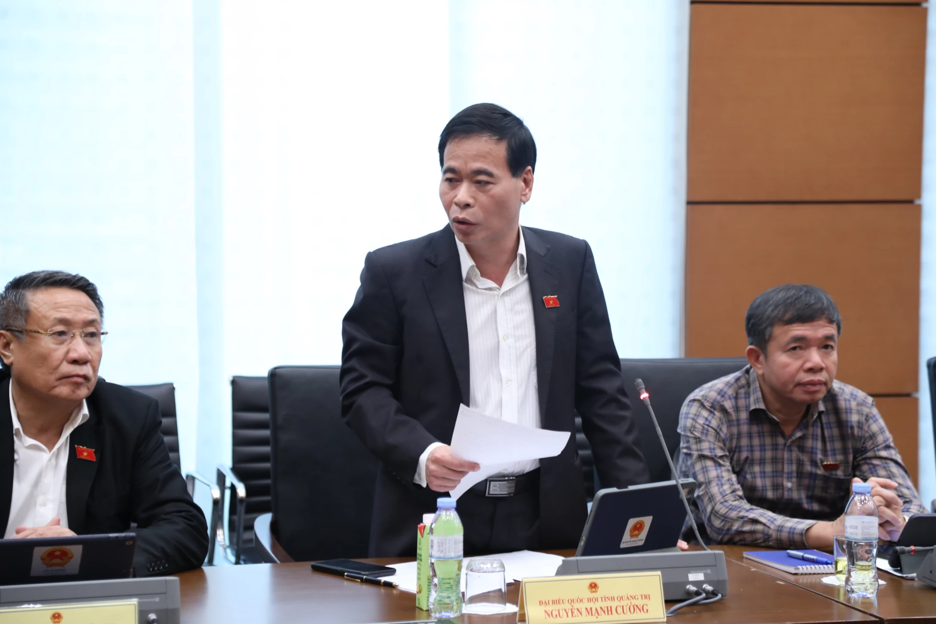 Đại biểu Nguyễn Mạnh Cường phát biểu tại tổ - Ảnh: NL