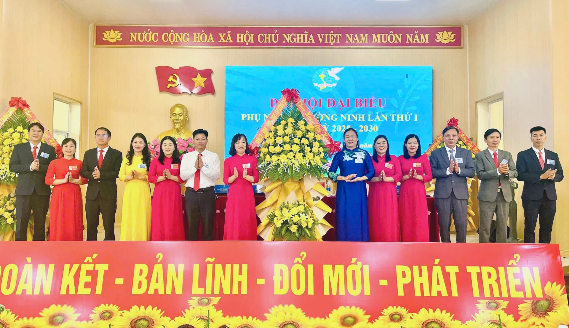 Lãnh đạo xã Trường Ninh tặng hoa chúc mừng đại hội - Ảnh: L.C