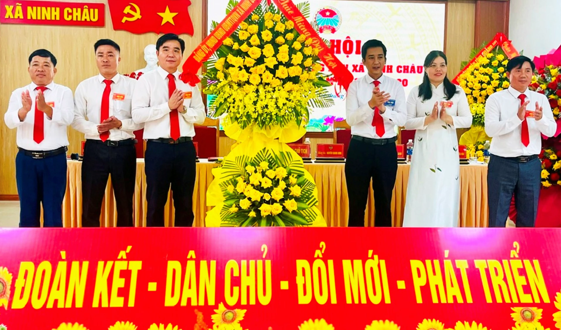 Lãnh đạo xã Ninh Châu tặng hoa chúc mừng đại hội - Ảnh: M.H
