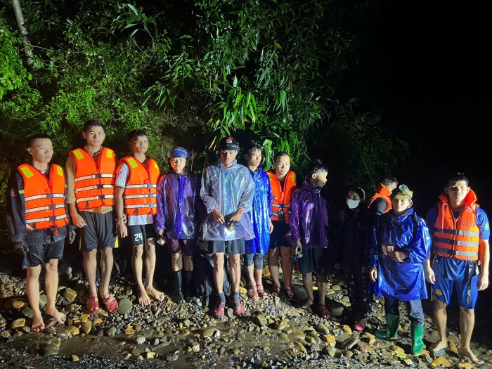 Cứu hộ 6 người dân Quảng Trị bị mắc kẹt trong rừng do nước lũ