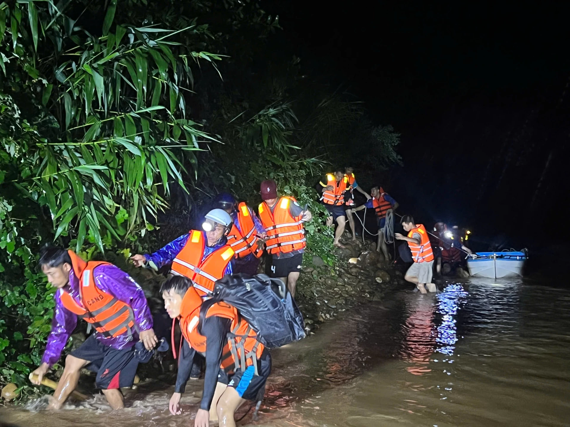 Lực lượng cứu hộ đưa 6 người dân bị mắc kẹt trong rừng ra khỏi vùng nguy hiểm - Ảnh: CAQT