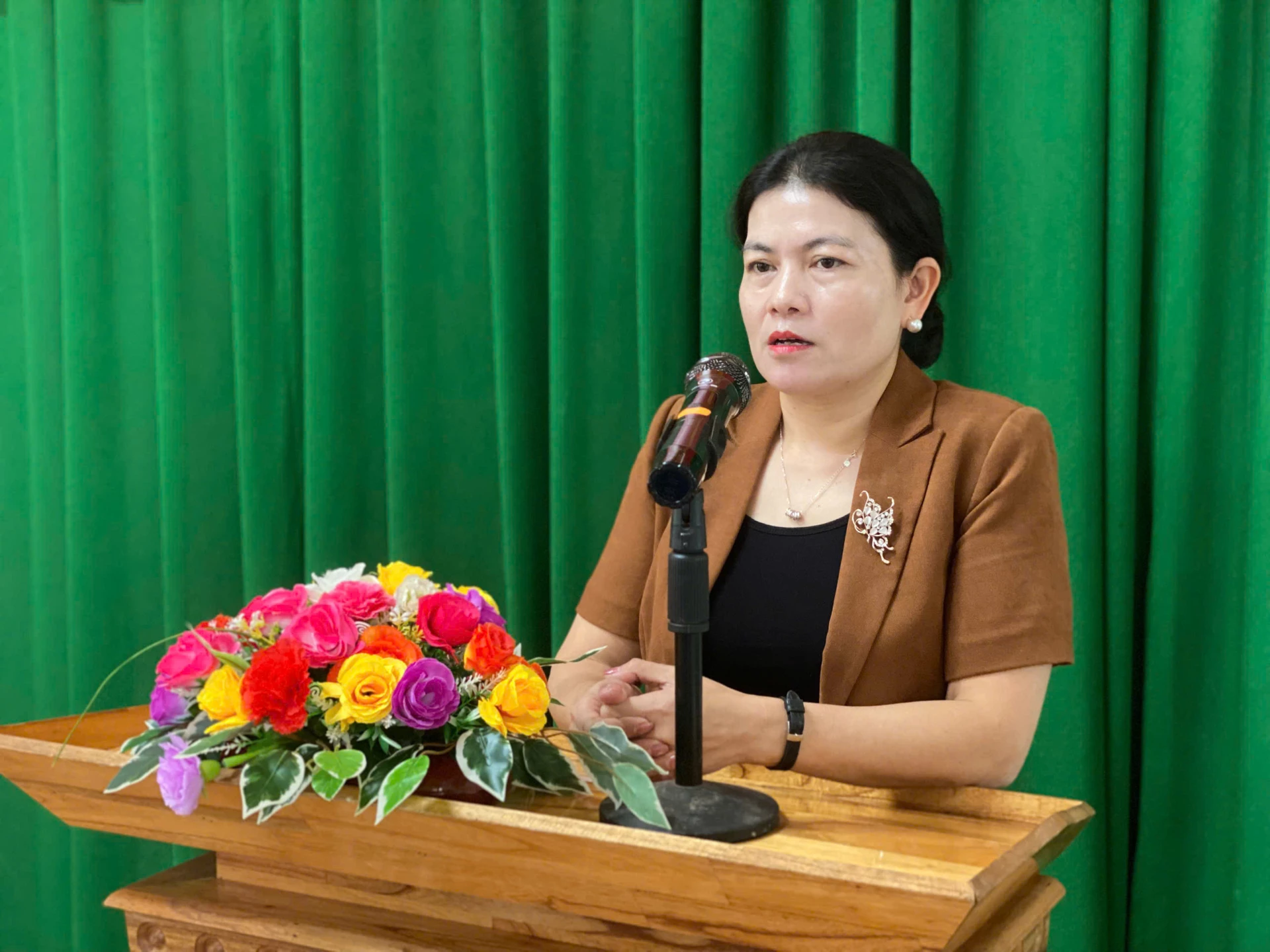 Đồng chí Ly Kiều Vân, UVBTV, Trưởng Ban Nội chính Tỉnh ủy phát biểu động viên với các gia đình được hỗ trợ nhà ở