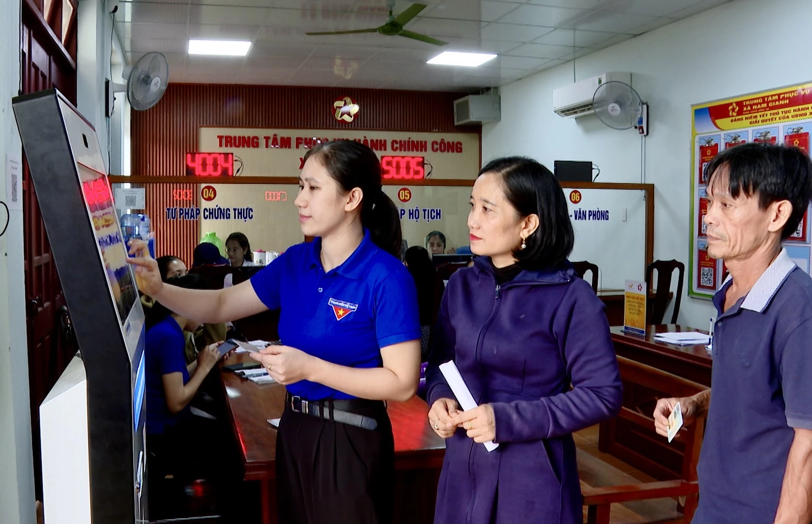 Đoàn viên, thanh niên hướng dẫn người dân tiếp cận với dịch vụ công trực tuyến - Ảnh: H.N