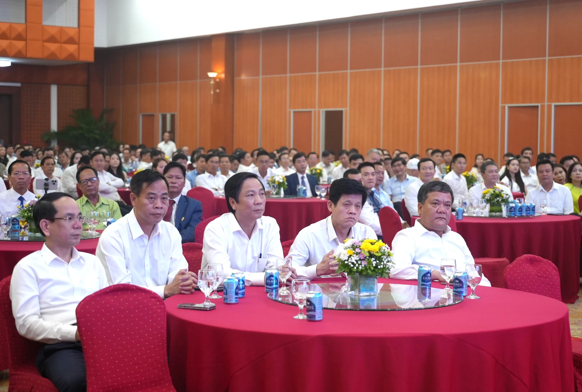 Các đồng chí lãnh đạo tỉnh dự buổi gặp mặt doanh nghiệp - Ảnh: Trung Đức