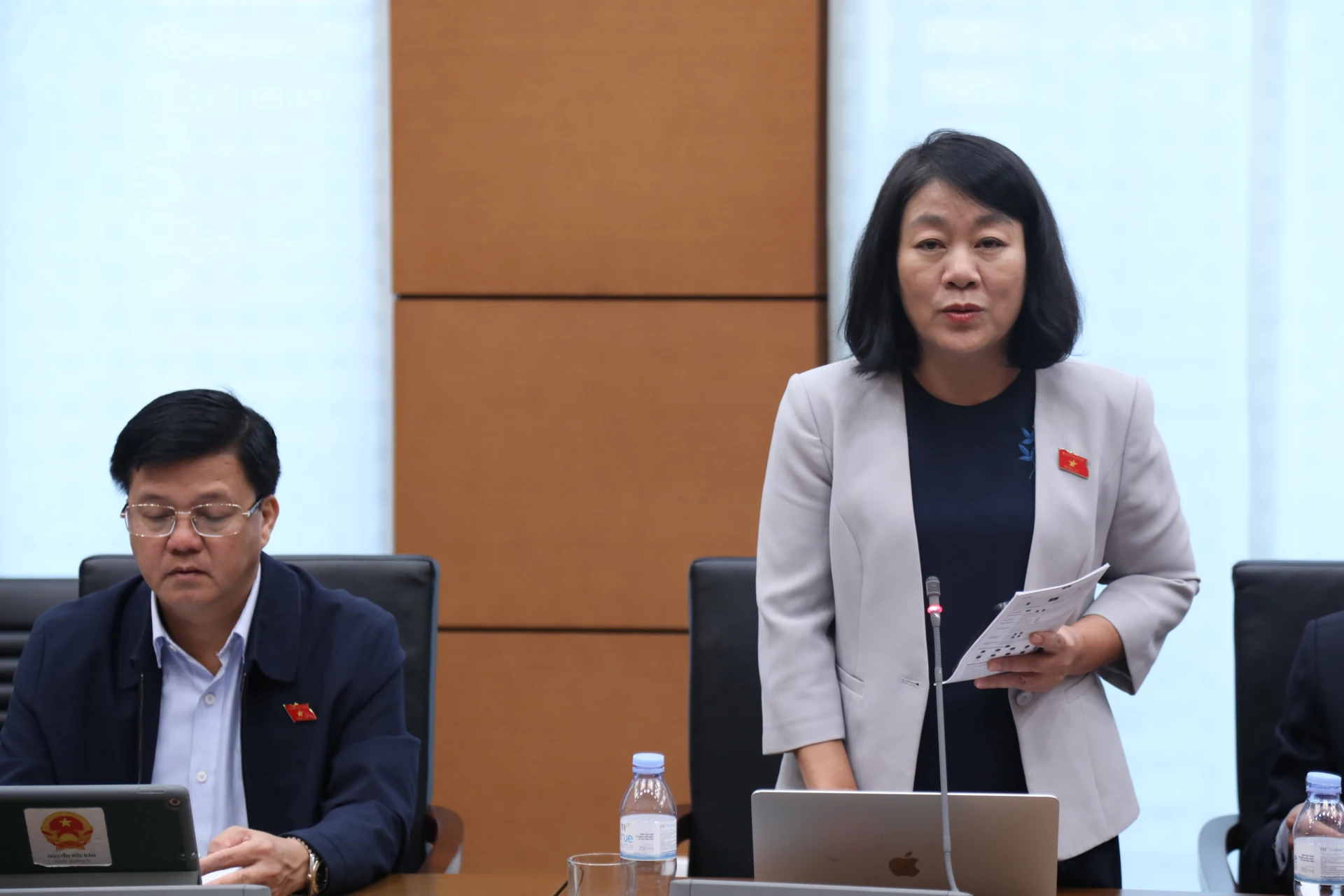 Đại biểu Nguyễn Thị Tuyết Nga phát biểu tại tổ - Ảnh: NL