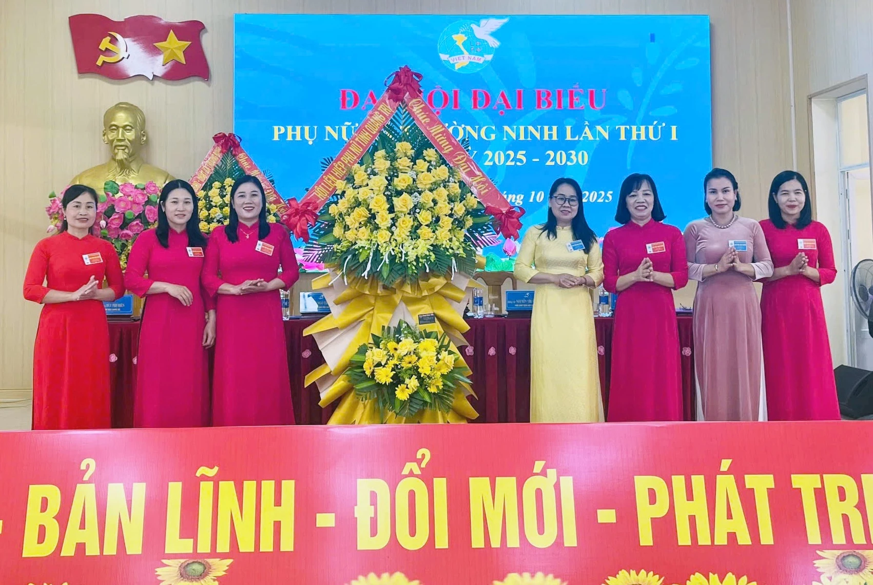 Lãnh đạo xã Hội LHPN tỉnh tặng hoa chúc mừng đại hội - Ảnh: L.C