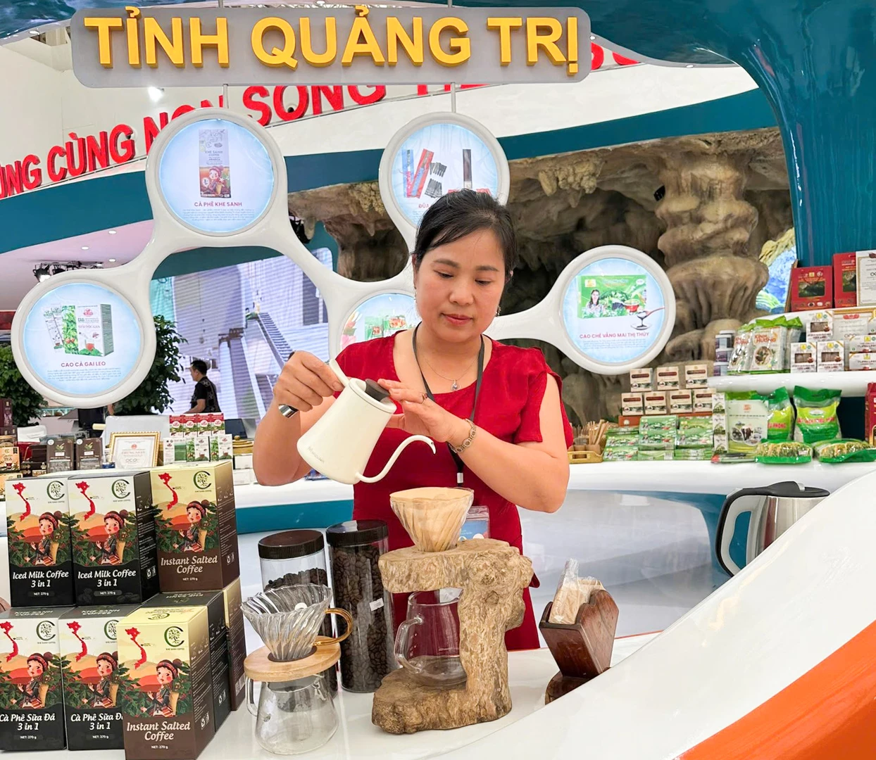 Chị Nguyễn Thị Hằng trình diễn cách pha và giới thiệu cà phê Khe Sanh tại Triển lãm thành tựu đất nước “80 năm hành trình Độc lập-Tự do-Hạnh phúc” tổ chức tại Hà Nội vào tháng 9/2025-Ảnh: L.T