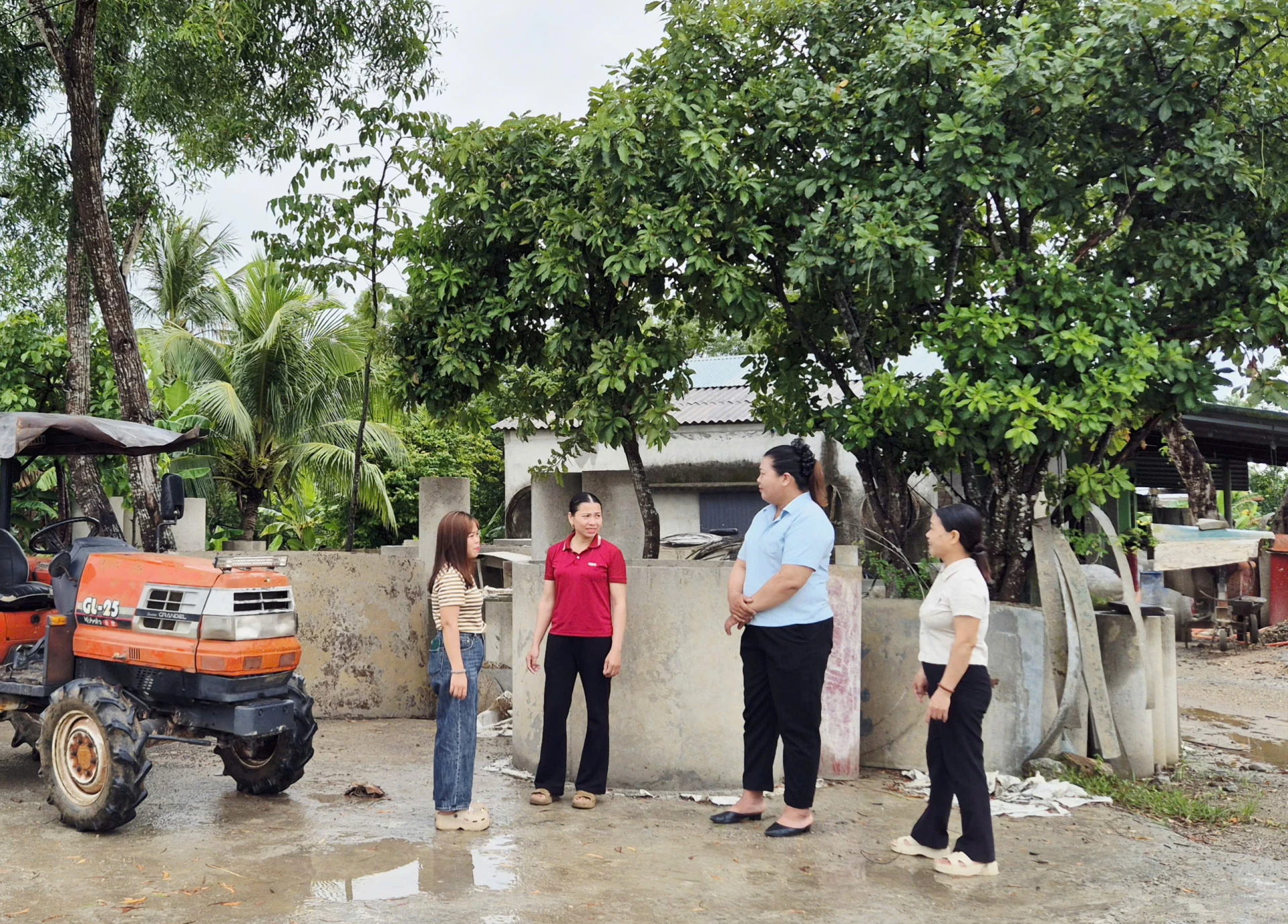 Chị Mơ (thứ 2 từ phải qua) tích cực tuyên truyền, vận động chị em tham gia mô hình “Liên kết chuyên đổ bê tông thủ công” để phát triển kinh tế gia đình - Ảnh: K.S